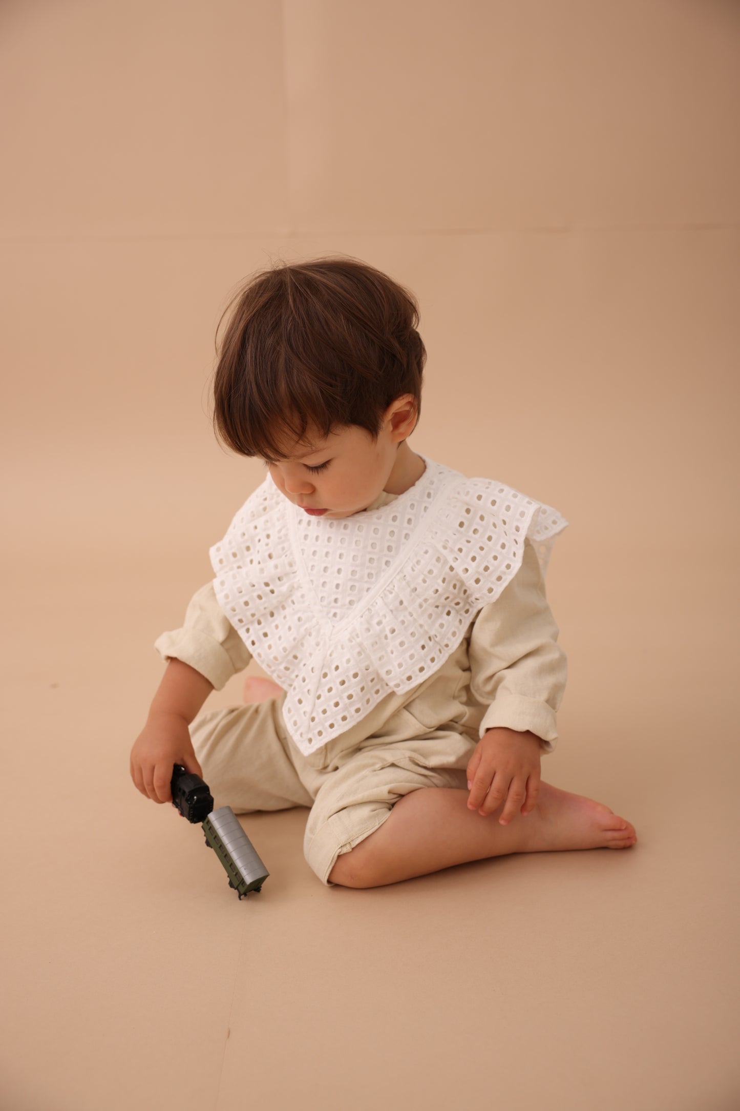 image07_フロント&バック２way ビブ コットンレース 着用カット03