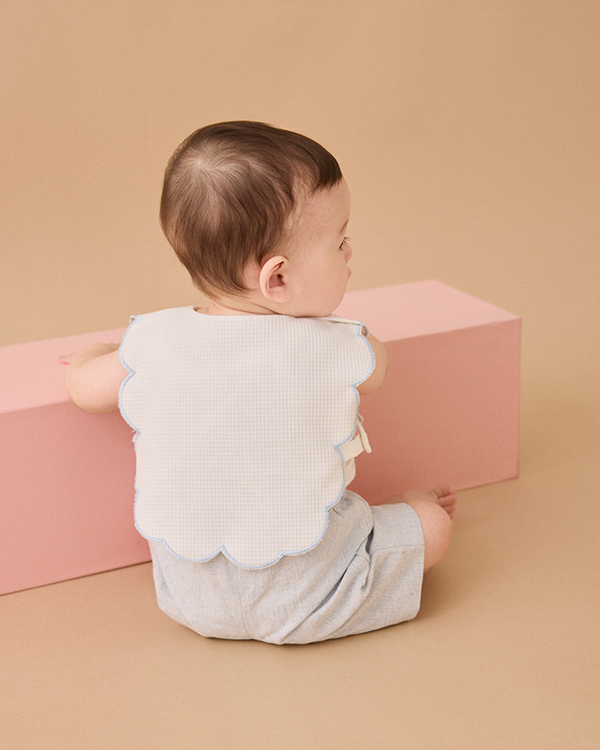 Image09_モクモクラウンドビブ 着用カット02